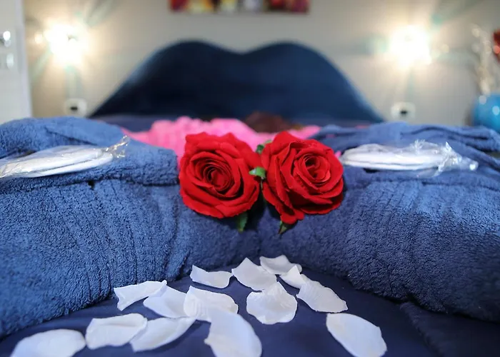 B&B Bellavista Exclusive in zona centrale con piscina -Jacuzzi vista lago LA COLAZIONE viene servita in una pasticceria rinomata ed esclusiva esterna alla struttura Desenzano del Garda